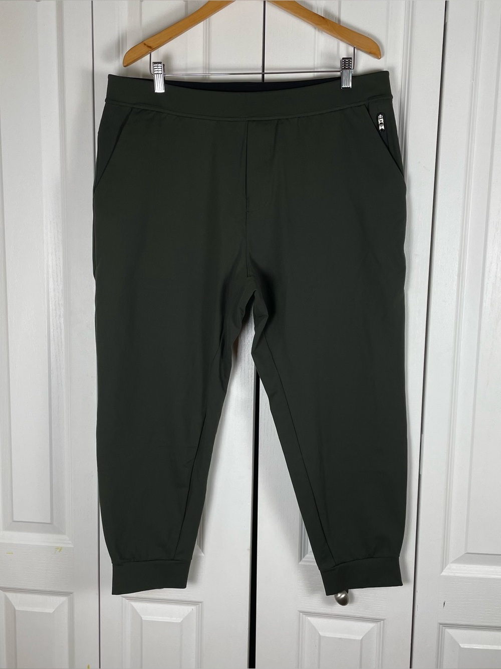 NWOT Public Rec Pants Mens 38x28 Dark Olive All Day Every Day Joggers Zip Pocket